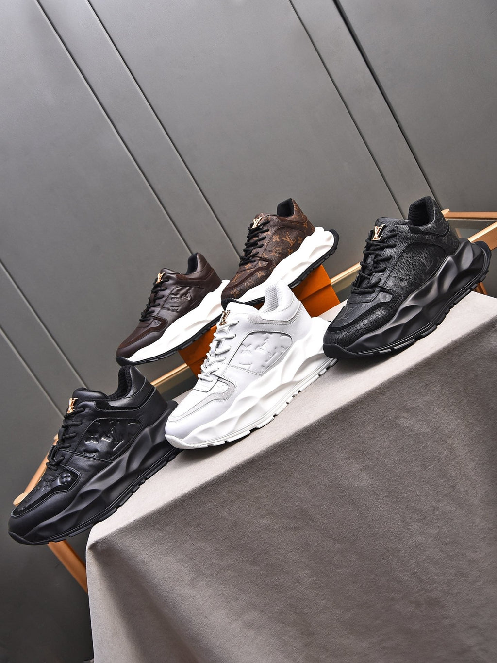 New Luxury V-pattern Sole Sneakers 0424081504