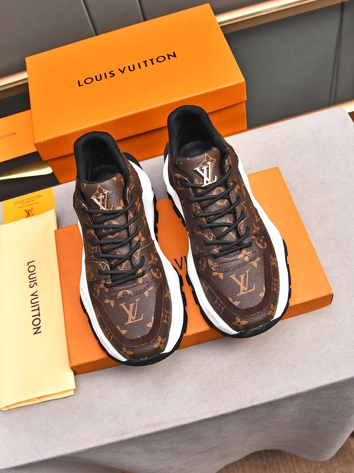 New Luxury V-pattern Sole Sneakers 0424081504
