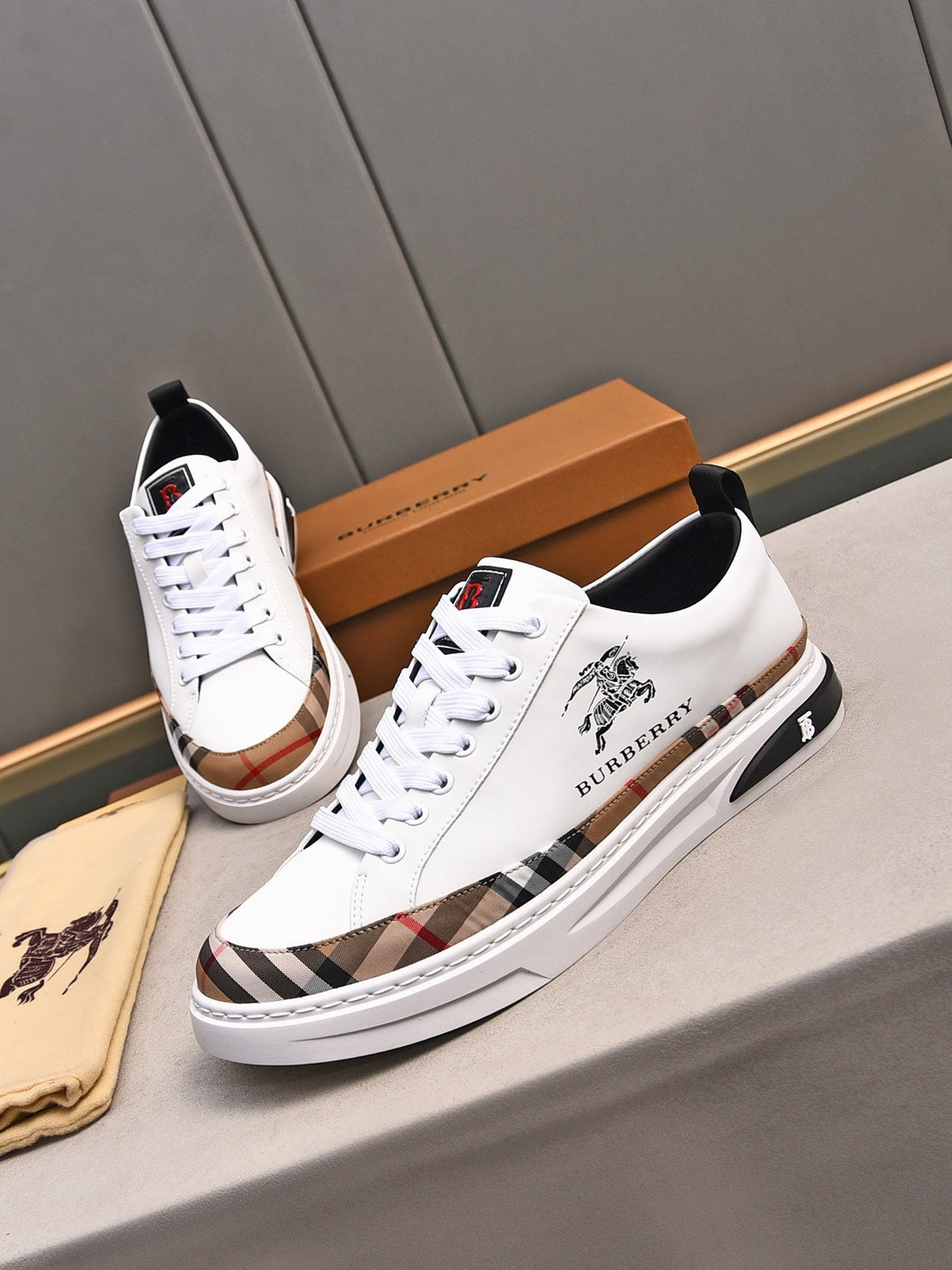 24 Luxury B Brand Casual Sneakers 0424082617